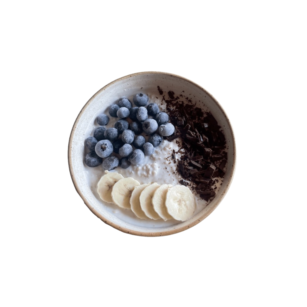 Owsianka z gorzką czekoladą,
skyrem i owocami